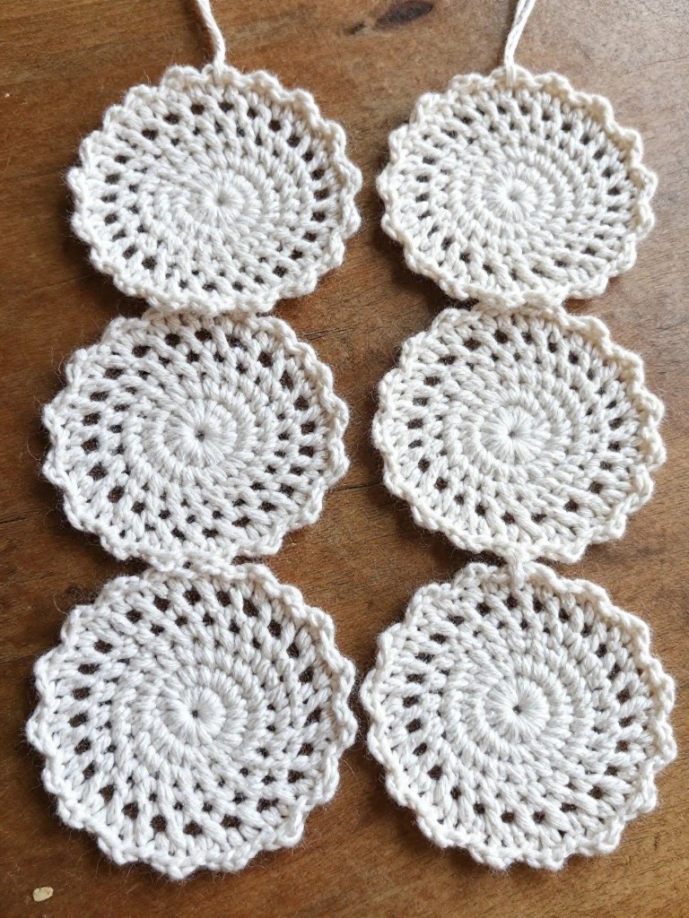 Lacy Circle Motif Tote